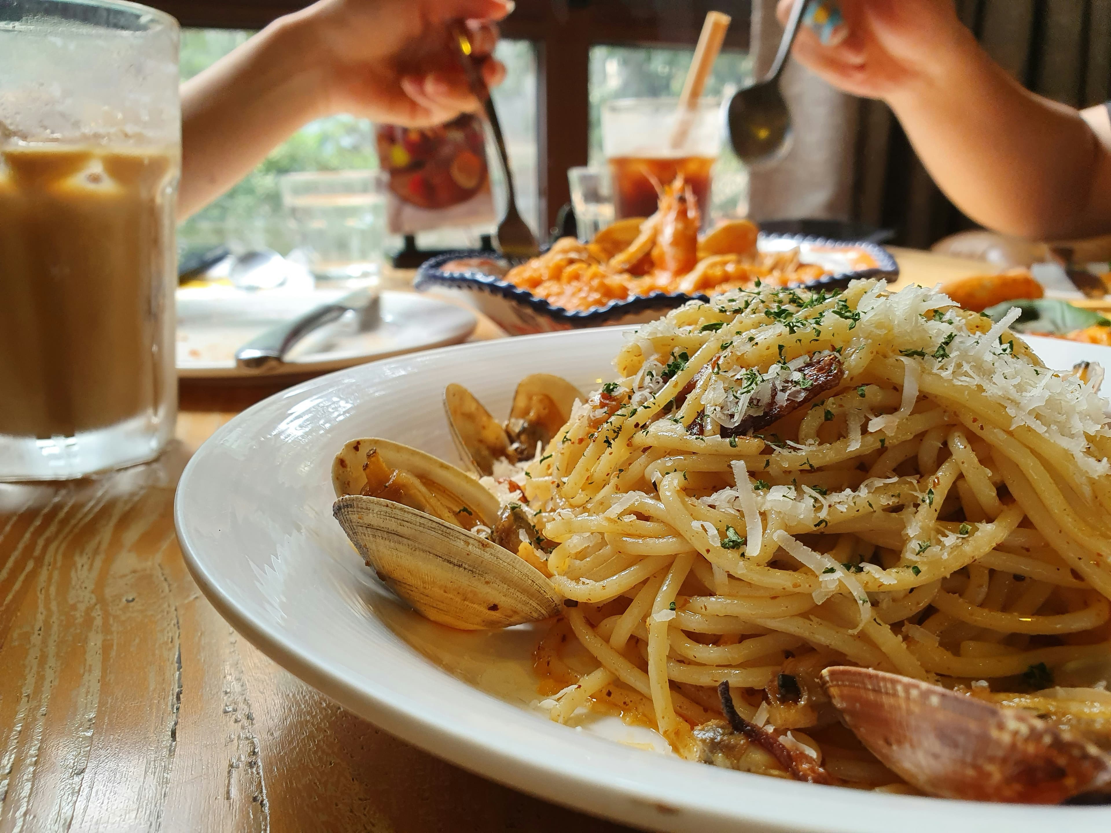 Mussels and linguine in a wide pan