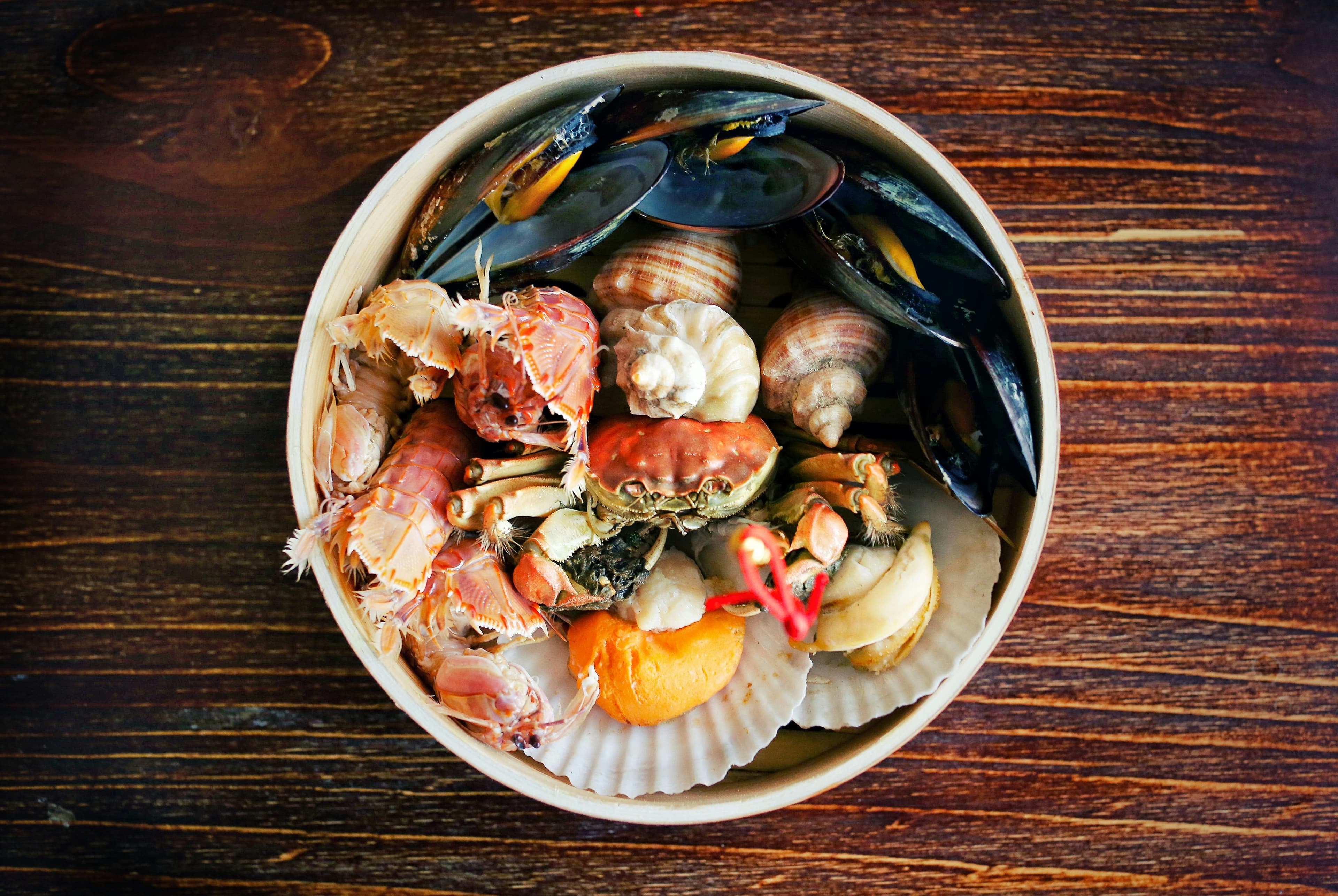 Scallops set out in a shallow tray